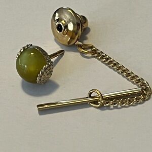 Vintage signed SWANK Gold-Tone and Green Carbachon Stone Tie Tack with chain